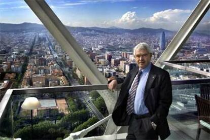 Pasqual Maragall, ayer, antes de comenzar la entrevista, con Barcelona al fondo.