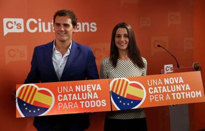 Albert Rivera e In&eacute;s Arrimadas, con el lema de Ciudadanos para las catalanas.