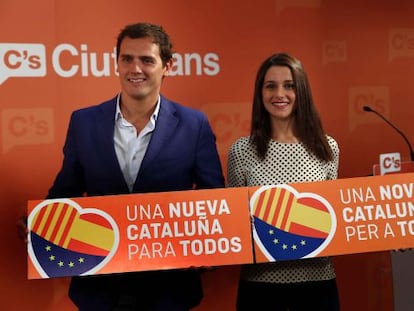 Albert Rivera e In&eacute;s Arrimadas, con el lema de Ciudadanos para las catalanas.