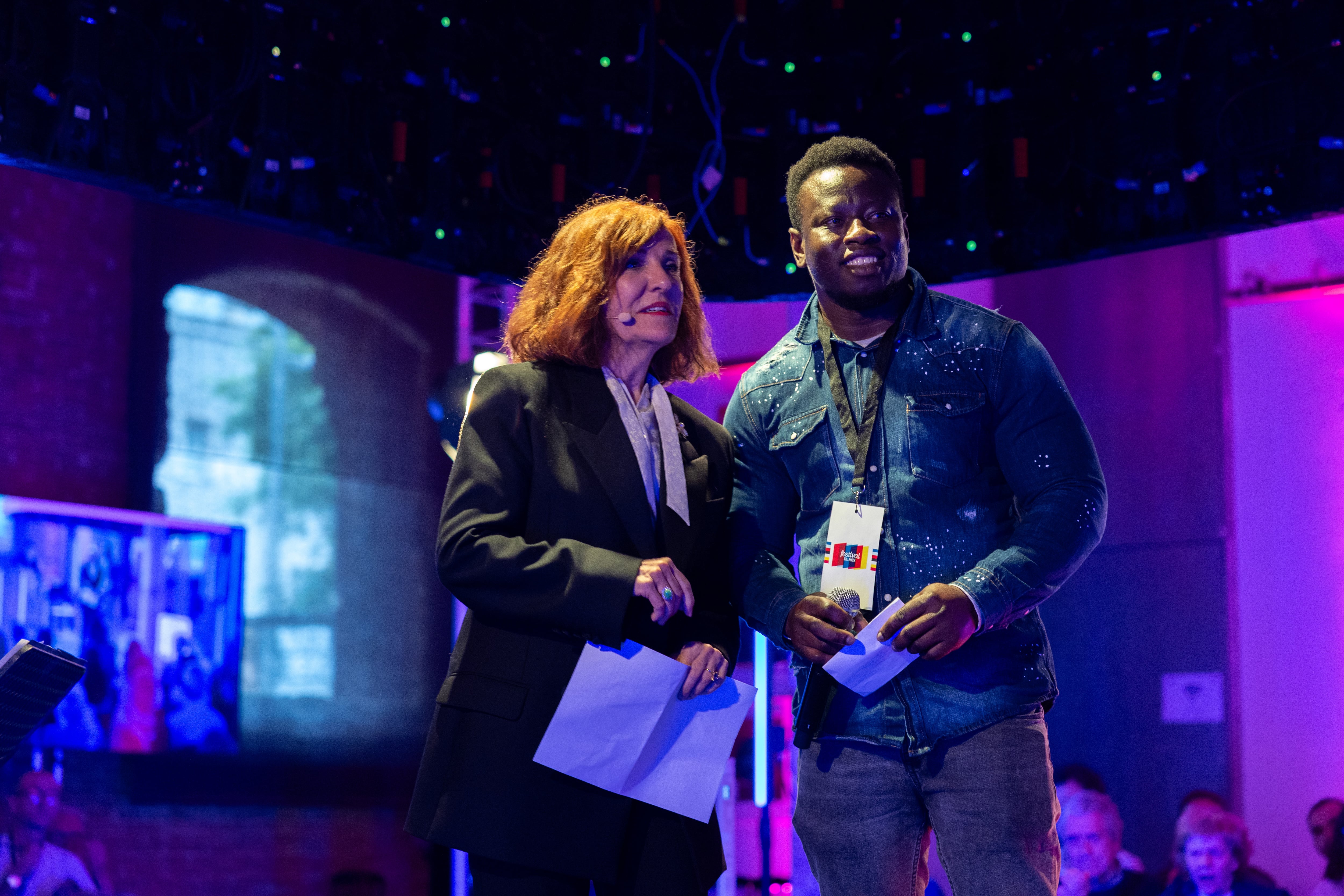 Elvira Lindo con Abdul Azizu sobre el escenario.