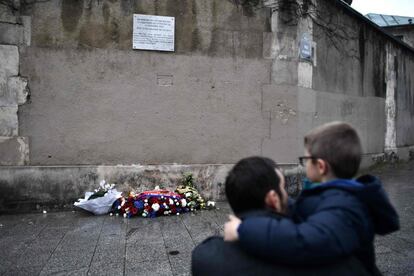 Placa cerca de los restaurantes 'Le Petit Cambodge' y 'Le Carillon' en homenaje a las víctimas en el primer aniversario de la masacre de París.