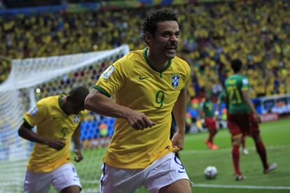 Fred comemora o seu gol, o terceiro da seleção canarinha.