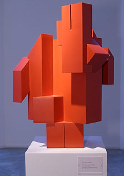 <i>Escultura roja</i> (1980), de Rueda.