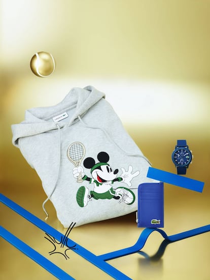 La sudadera y algunos complementos de la colección de Lacoste en homenaje a Mickey Mouse.