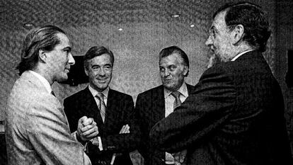 De izquierda a derecha, Gonzalo Urquijo (arquitecto de las obras en la sede del PP), Ángel Acebes, Luis Bárcenas y Mariano Rajoy, en una imagen del sumario del caso Gürtel.