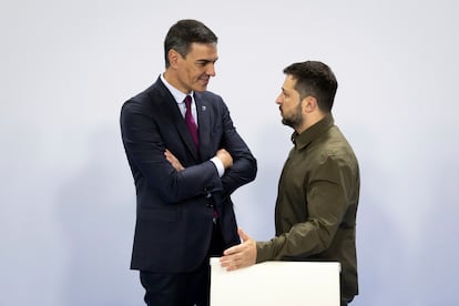 El presidente del Gobierno en funciones, Pedro Sánchez (izquierda), conversa con el presidente de Ucrania, Volodímir Zelenski.