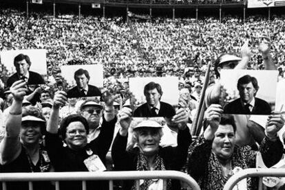 Mitin electoral del PSOE en la plaza de toros de Valencia (1 de junio de 1986).