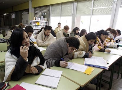 Asistentes a una clase en el Instituto de Enseñanza Secundaria de Las Musas se abrigan para combatir el frío dentro de las aulas.