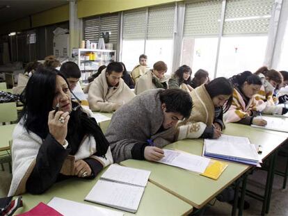 Asistentes a una clase en el Instituto de Enseñanza Secundaria de Las Musas se abrigan para combatir el frío dentro de las aulas.