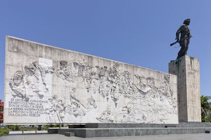 La escultura dedicada a Ernesto 'Che' Guevara, levantada por el escultor José Delarra, mide casi siete metros y pesa más de 20 toneladas. Está elevada sobre un pedestal de unos 10 metros sobre el suelo donde se puede leer la revolucionaria frase: “¡Hasta la victoria siempre!”.