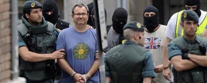 Guardias civiles conducen al abogado Iñaki Goioaga a un vehículo policial tras ser detenido ayer en Bilbao por su relación con el plan etarra.