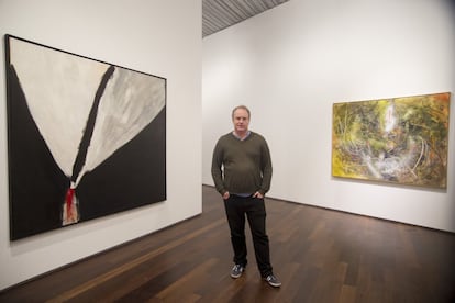 Enrique Juncosa, comisario de la exposición 'Teoría del duende', junto a la obra 'La brecha de Viznar', de José Guerrero.