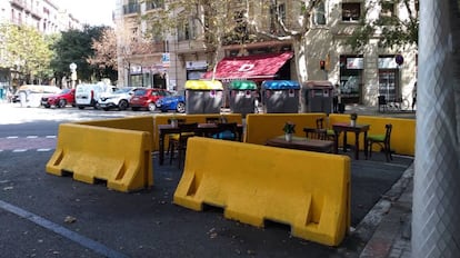 Terraza improvisada en el centro de Barcelona. Agosto 2020.