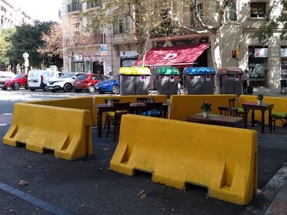 Bloques de hormigón cobijan una terraza improvisada en el centro de Barcelona en agosto de 2020.