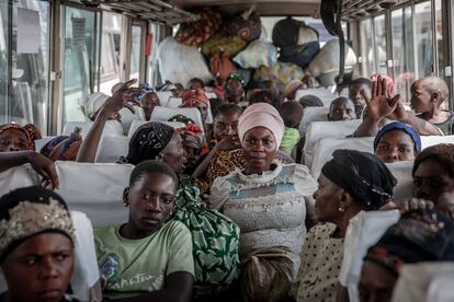 Ciudadanos de Goma (República Democrática del Congo) desplazados en Sake por la actividad del volcán Nyiragongo esperan en el interior de un autobús que les llevará de vuelta a sus hogares. El Gobierno de España aportará 200.000 euros para atender a los cientos de miles de personas que se han visto afectadas por la reciente erupción del volcán.