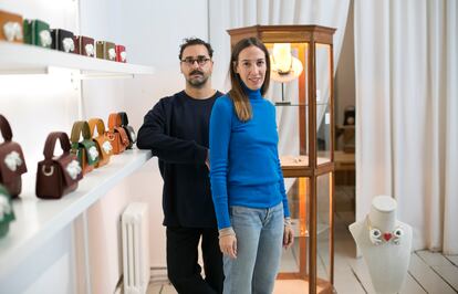 Andrés Gallardo y Marina Casal, artesanos, en su tienda y taller en la calle San Pedro de Madrid, con algunas de sus piezas.