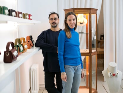 Andrés Gallardo y Marina Casal, artesanos, en su tienda y taller en la calle San Pedro de Madrid, con algunas de sus piezas.