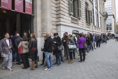 Decenas de personas hacen cola en Barcelona para votar.