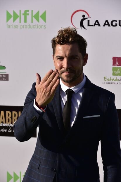 David Bisbal a su llegada a la alfombra roja del homenaje a Juan Gabriel. 