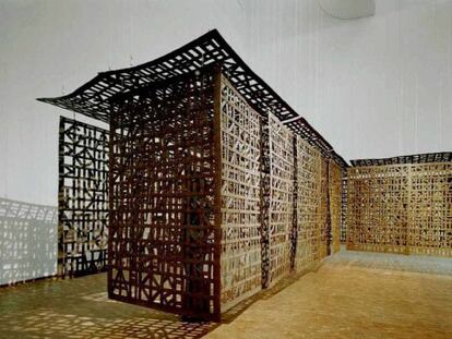 'Corredor suspendido III', de 2006, obra en hierro doble trenzado y cable de acero de Cristina Iglesias.