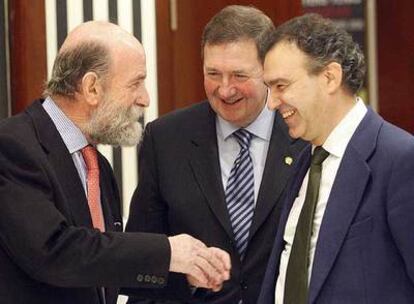 De izquierda a derecha, el secretario general de Confebask, José Guillermo Zubia; su presidente, Miguel Lazpiur, y el director de su departamento económico y fiscal, Eduardo Arechaga, hablan en un momento del acto de presentación de las propuestas de la patronal.