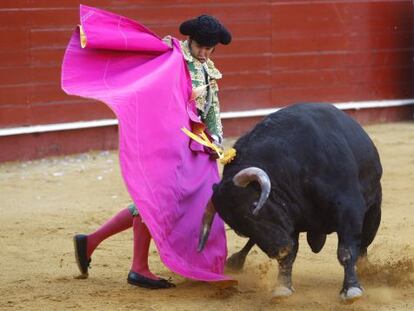 Morante con el capote ante uno de sus toros.