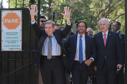 El líder opositor venezolano Edmundo González Urrutia (a la izquierda) saluda a simpatizantes junto al presidente de Uruguay, Luis Lacalle Pou (en el centro), este sábado, en Montevideo (Uruguay). 