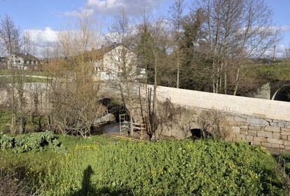 Las fotos de la polémica restauración, plataforma blanca de un metro de altura sobre arcos ennegrecidos, dieron la vuelta a España después de que una concejala socialista publicase un comentario en las redes sociales.