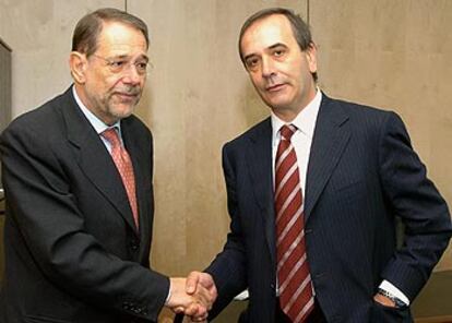 Javier Solana (izquierda) saluda al ministro español del Interior, José Antonio Alonso, ayer en Luxemburgo.
/ EFE