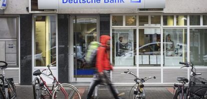 Peatones caminan junto a una sucursal de Deutsche Bank en Fr&aacute;ncfort (Alemania).