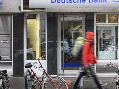 Peatones caminan junto a una sucursal de Deutsche Bank en Fr&aacute;ncfort (Alemania).