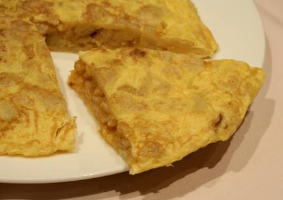 Aparece en carta como La Tortilla de Ciri (en honor a su creadora, Cirina González), y cuenta con el beneplácito de algunos de los mejores chefs -Adrià, Arzak, Berasategui…- y de todos los que se dejan caer por este restaurante que usa producto local (patata -Kennebec, por favor- y cebolla de la huerta palentina) y nunca renuncia a su aceite de oliva virgen, el de Señorío de Vizcántar. Aunque, eso sí, sin camareros como José, seguro que la fama de este local no sería para tanto. </p> <a href="http://www.asadorlaencina.com/es/palencia/"_blank">Asador La Encina</a>. Casañé, 2 (Palencia).