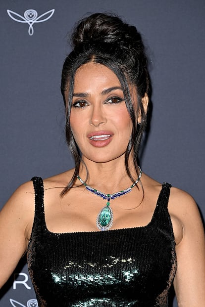Remató el 'look' con una gargantilla de la colección alta joyería de Gucci en oro blanco con turmalina verde, tanzanitas y diamantes.