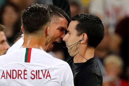 Cristiano Ronaldo y el arbitro Cesar Arturo Ramos.