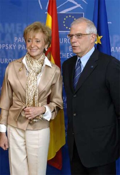 La vicepresidenta María Teresa Fernández de la Vega y José Borrell, presidente del Parlamento Europeo, en Estrasburgo.