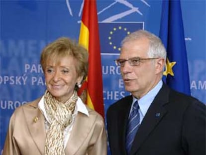 La vicepresidenta María Teresa Fernández de la Vega y José Borrell, presidente del Parlamento Europeo, en Estrasburgo.