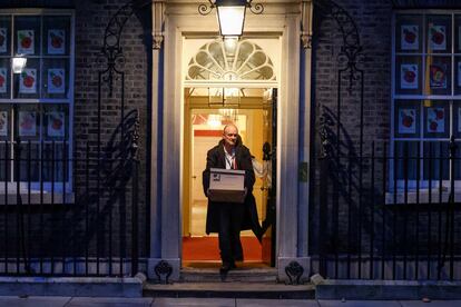 El asesor británico Dominic Cummings abandona Downing Street, en Londres, este viernes.