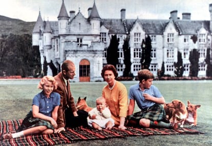 La reina Isabel II y el duque de Edimburgo, con sus hijos Carlos, Ana y Andrés en Balmoral en verano de 1960.
