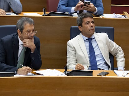 El presidente de la Generalitat, Carlos Mazón (PP), con el vicepresidente primero del Consell y consejero de Cultura y Deporte, Vicente Barrera Vox, en una sesión de las Cortes.