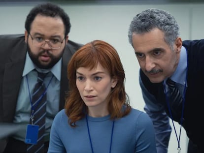 Zach Cherry, Britt Lower y John Turturro, en 'Separación'.