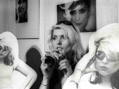 Debbie Harry, rodeada de varias fotografías suyas.