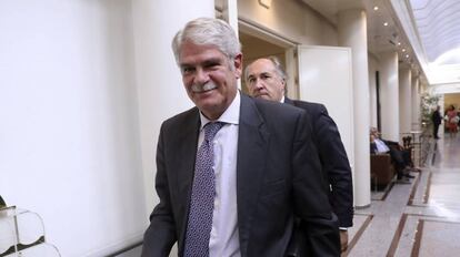 El ministro de Asuntos Exteriores, Alfonso Dastis, en los pasillos del Senado para asistir a la sesión de control al Gobierno.