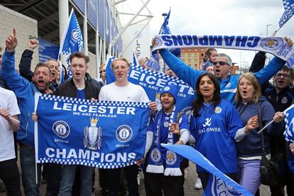 Los aficionados del Leicester City celbgran el título de la Premier League inglesa.
