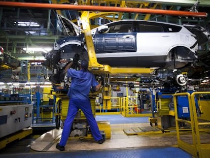 Un trabajador en la planta de Ford en Almussafes (Valencia)