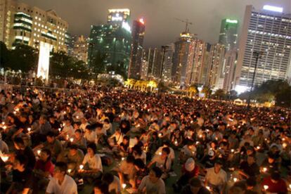 Una vigilia a la luz de las velas en el parque Victoria de Hong Kong recuerda a las víctimas de Tiananmen.