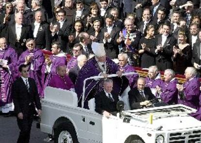 El Papa, ayer en el Vaticano, a su paso ante la delegación oficial española a la ceremonia de beatificación.
