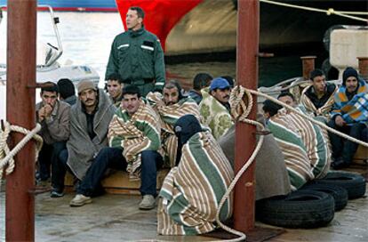 Algunos de los inmigrantes interceptados ayer en el Estrecho descansan en Tarifa.