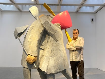 Francisco Leiro posa junto a 'A filla da porteira', la obra que da nombre a su exposición en la galería Marlborough de Madrid.