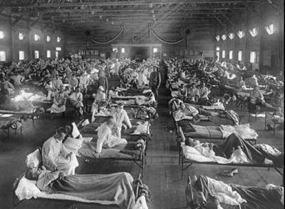 Víctimas de la <i>gripe española</i> en un hospital cercano a Fort Riley (Kansas) en 1918.