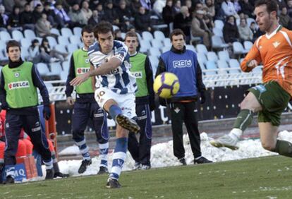 Xabi Prieto realiza el centro que dio origen al primer gol de la Real.